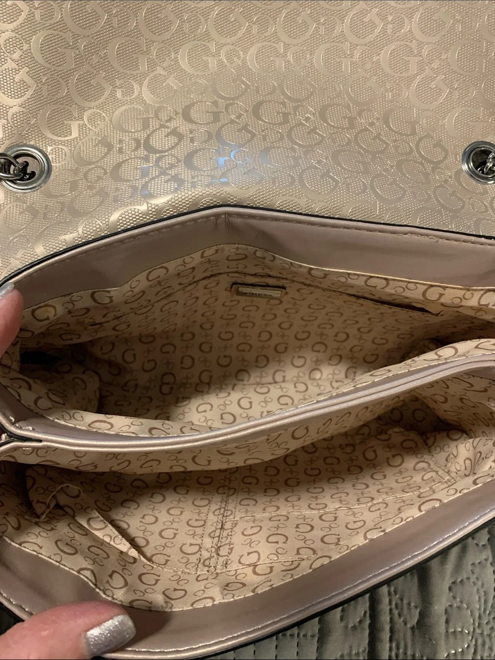 NWOT GUESS Metallic Light Beige Chain Shoulder Bag with Logo Lock